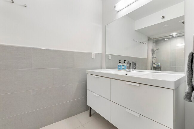 Building Photo - 1155 Hillsboro Mile