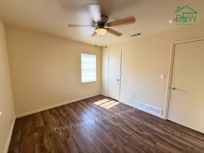 Building Photo - Charming 3-Bedroom Haven in Euless - Stainless Appliances, Large Fenced Yard