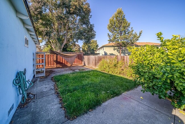 Building Photo - East Palo Alto Duplex for Rent - $3,000/mo