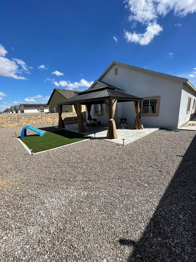 Building Photo - RECENTLY BUILT MODERN EASTSIDE HOME