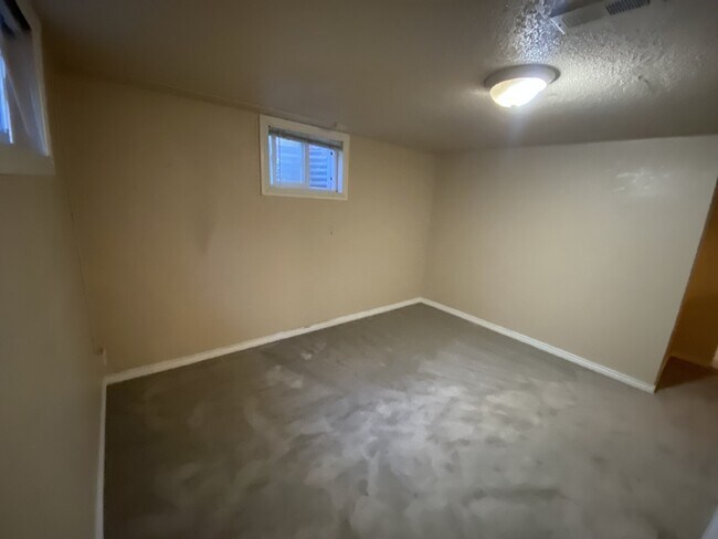 Building Photo - Cozy apartment in Potter Highlands!  Available Now!