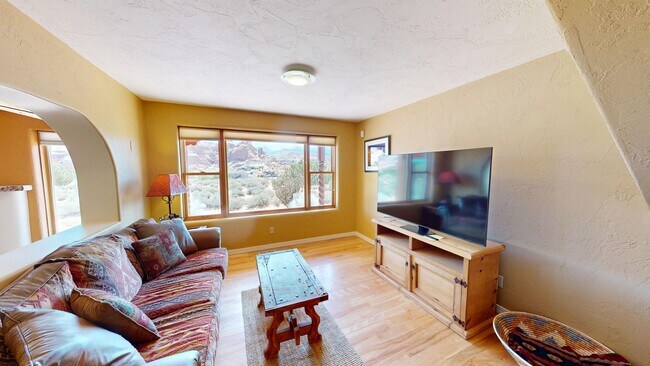 Building Photo - Custom Adobe style home in exclusive Navajo Ridge