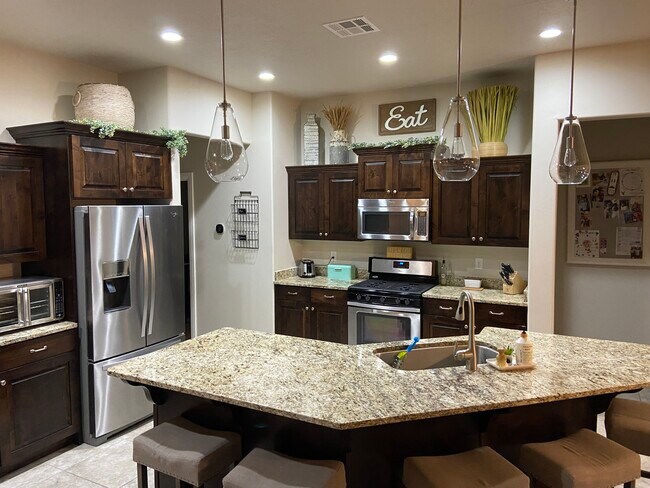 Building Photo - 463 E Ruby Pl