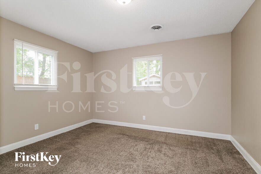 Building Photo - 11 S Lang Dr