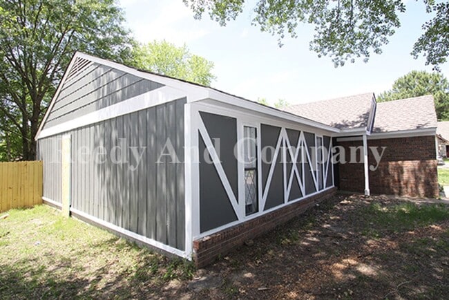 Building Photo - 3879 Briar Pl