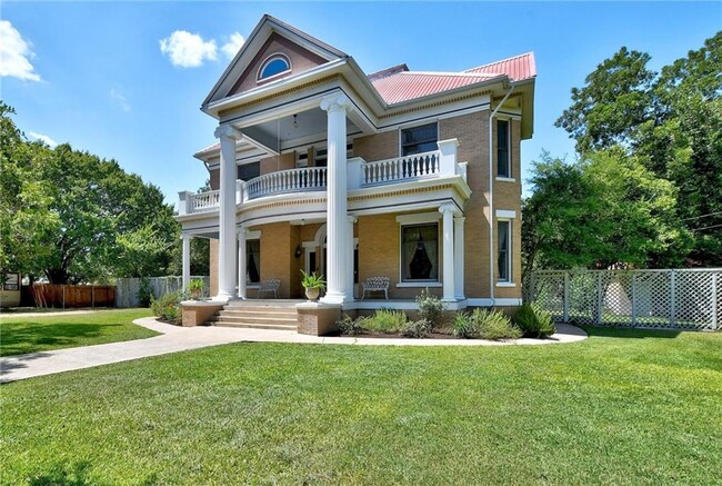 Building Photo - 703 W San Antonio St