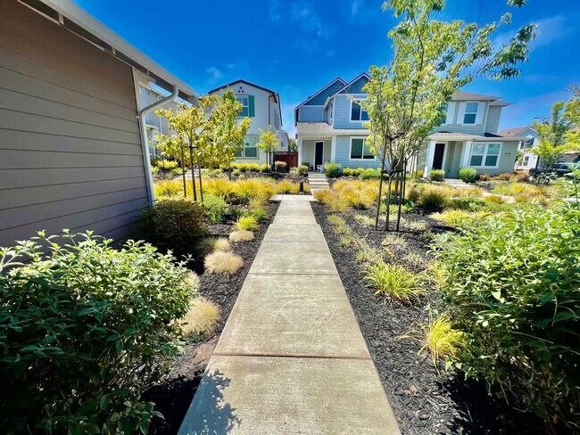 Building Photo - Application Pending! Lovely 4 bedroom 2.5 ...