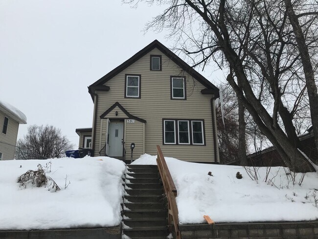 Building Photo - Recently remodeled 4 bedroom house in St P...