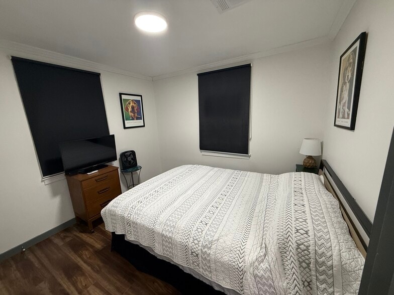 Queen Bedroom 1 w/ TV - 346 Orion St