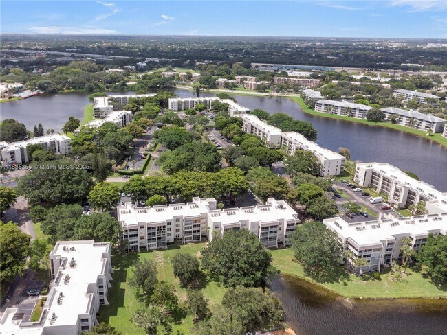 Building Photo - 9410 Poinciana Pl
