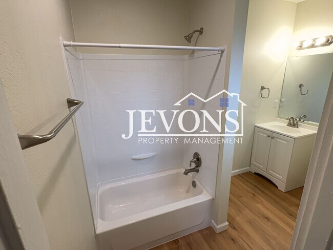 Building Photo - 723 S Sprague Ave