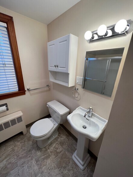 Building Photo - 964 Wellington Rd