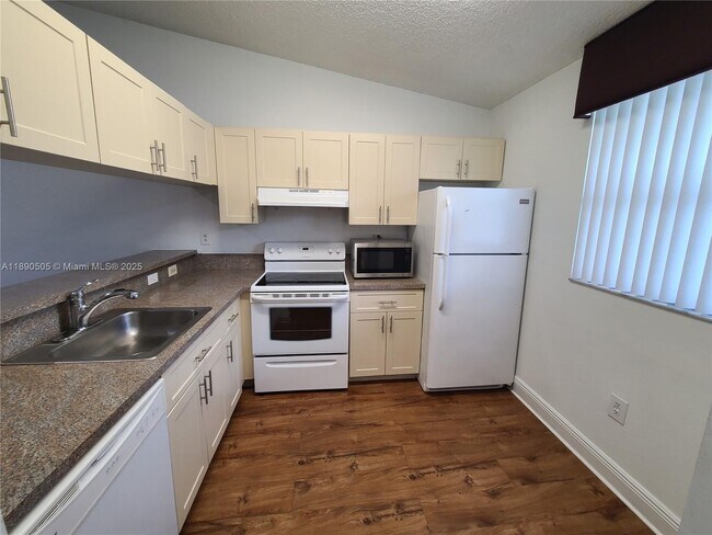 Building Photo - 9851 Nob Hill Ct