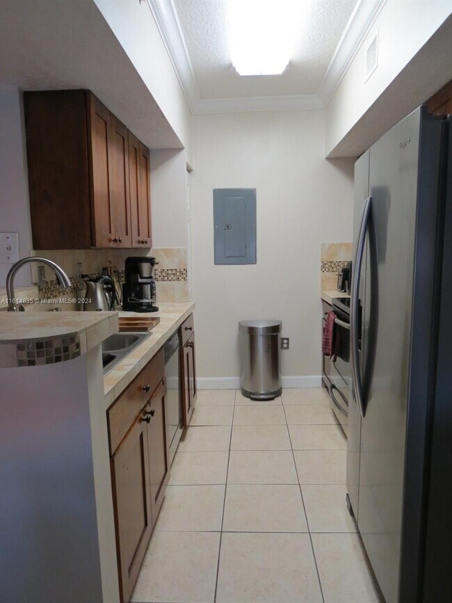 Building Photo - 140 SW 117th Ave