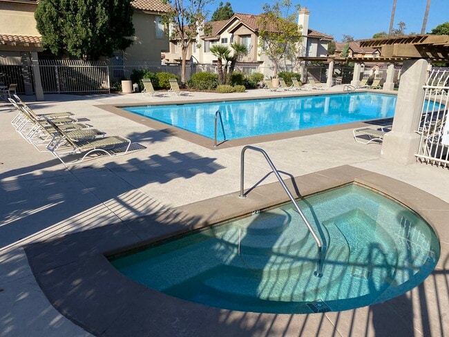 Building Photo - 2150 Lago Madero