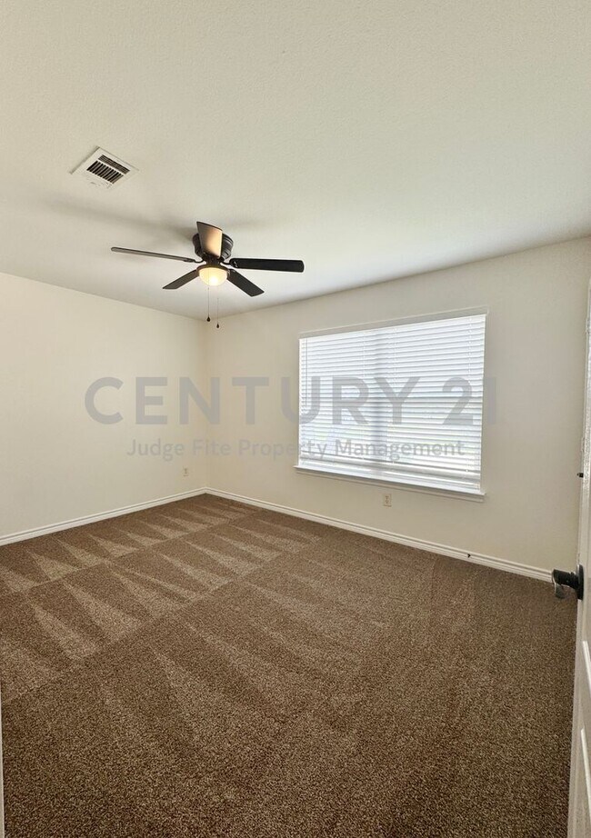 Building Photo - Charming, 2-Story 3/2.5/1 Duplex Ready For Move-In!