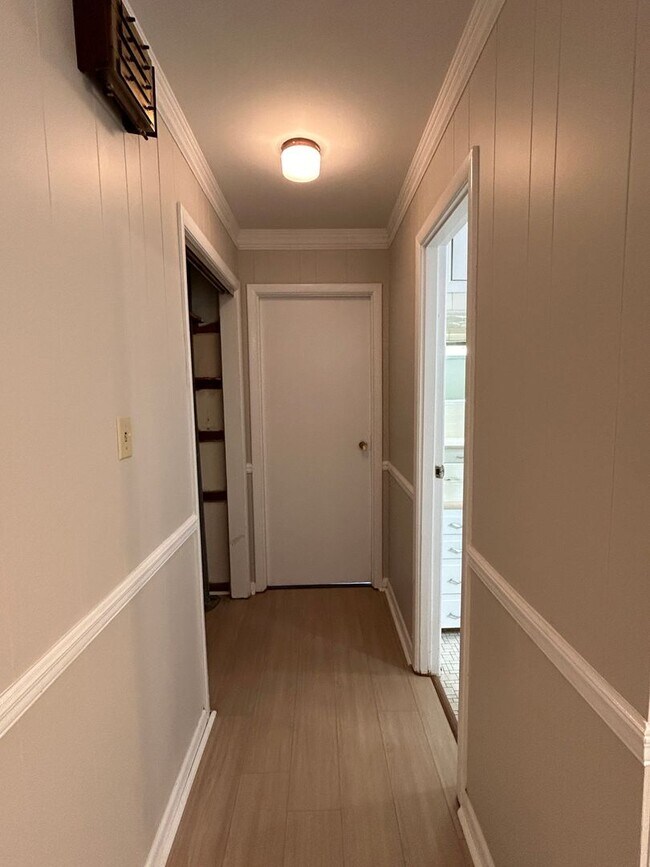 Building Photo - 1504 Cloverdale Road **MOVE IN SPECIAL**