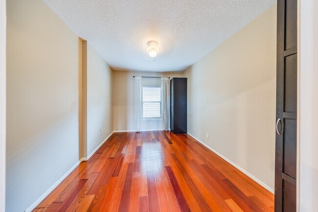 Building Photo - 1018 Memorial Village Dr