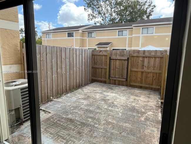 Building Photo - 9491 Palm Cir N