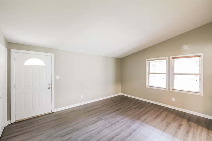 Building Photo - 927 W Lakeview Cir