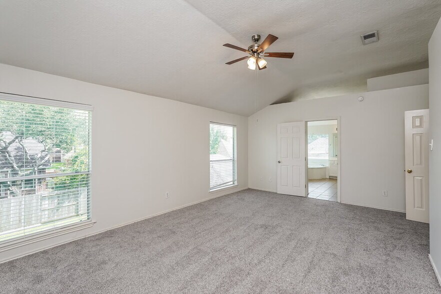 Building Photo - 17902 Scenic Oaks Dr