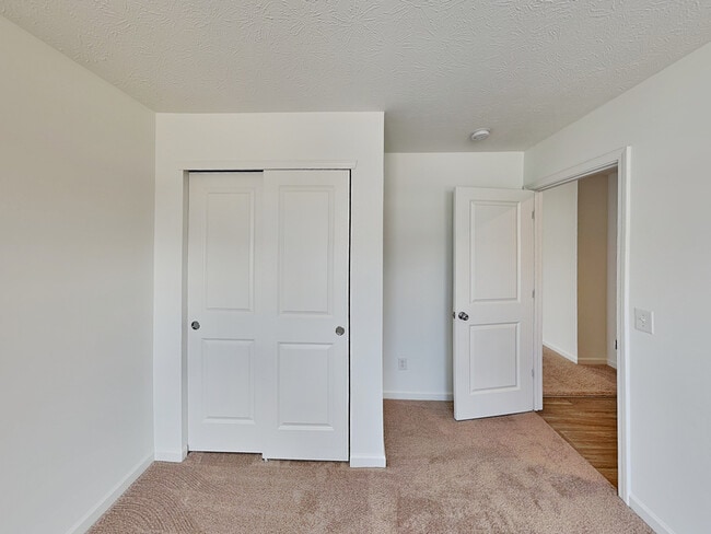 Building Photo - 2056 White Oak Ln