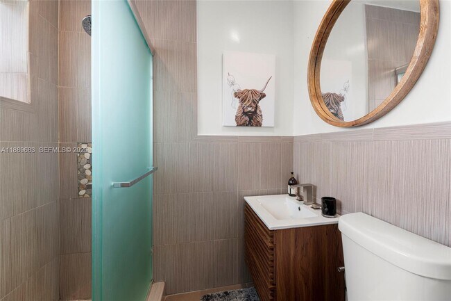 Building Photo - 425 NE 114th St