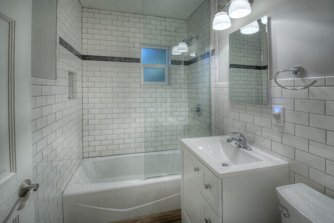 Building Photo - Luxury housing ,Close to U of A! Newly Renovated