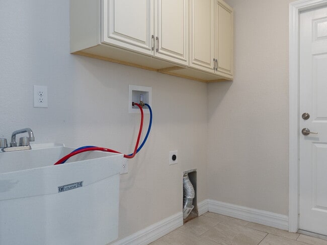Building Photo - RENT THIS WITH ZERO DEPOSIT