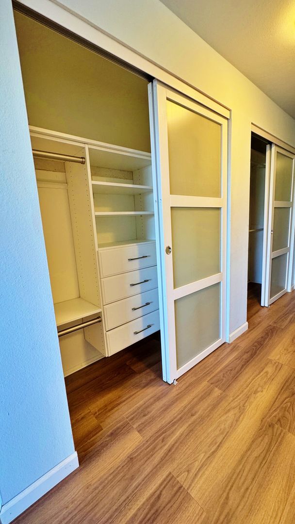 Building Photo - Fully Remodeled Sunny & Quiet Top Floor St...