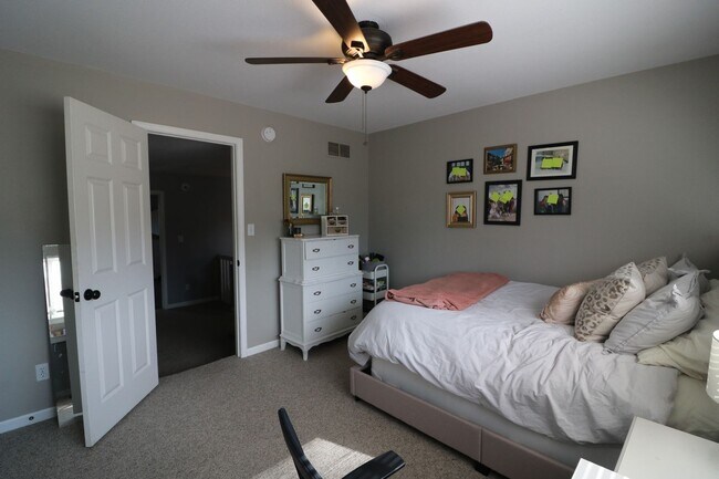 Building Photo - Awesome 4 bedroom duplex located in quite ...