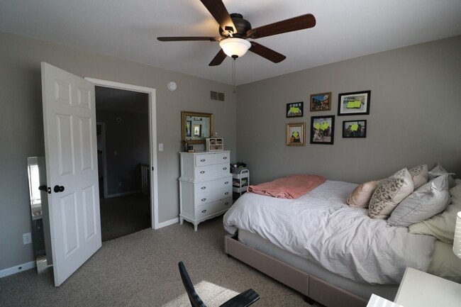 Building Photo - Awesome 4 bedroom duplex located in quite neighborhood