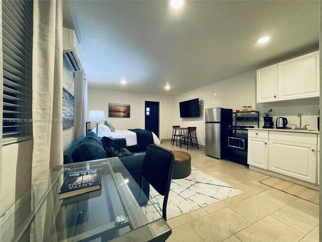 Building Photo - 343 Menores Ave