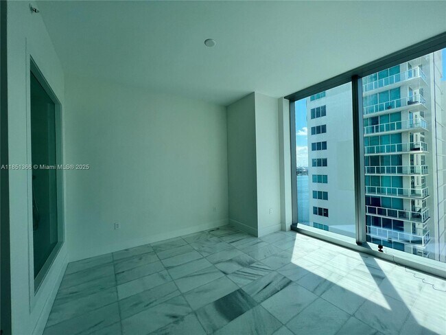 Building Photo - 700 NE 26th Terrace