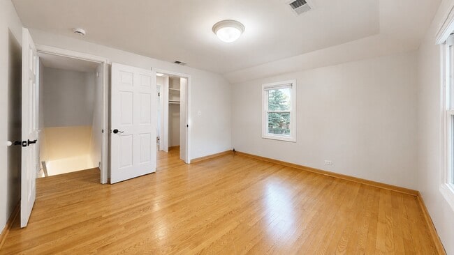 Building Photo - 4635 W Peterson Ave