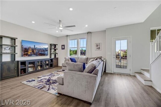 Building Photo - Modern 4-Bed Townhouse in Henderson