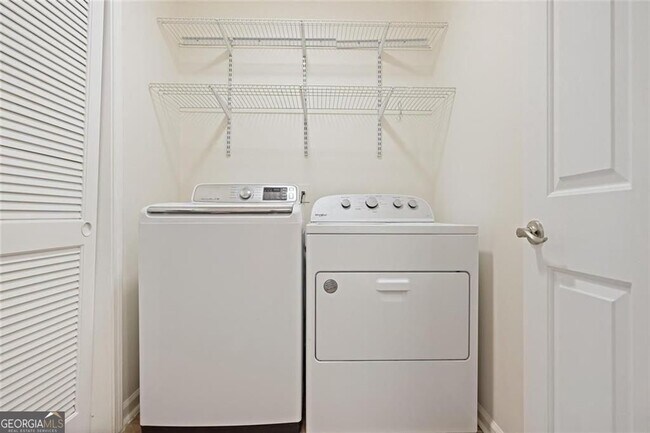 Building Photo - 911 Hollyfax Cir NE