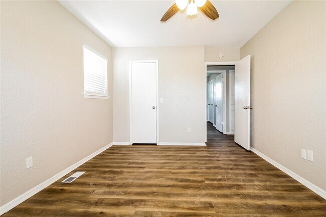 Building Photo - 1004 Cambridge Dr