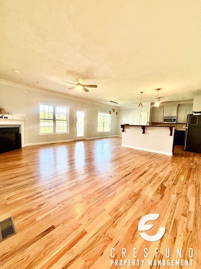 Building Photo - CHARMING 3 BEDROOM READY FOR MOVE IN TODAY!