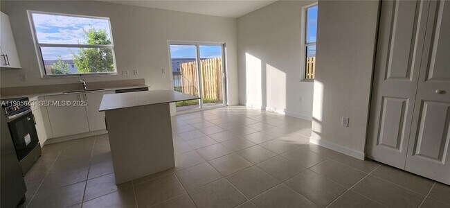 Building Photo - 2740 SE 26th Ave