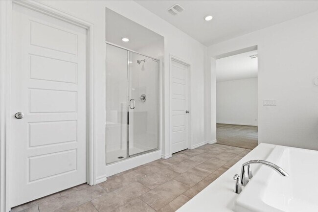 Building Photo - Spacious 5-bedroom home in gated community