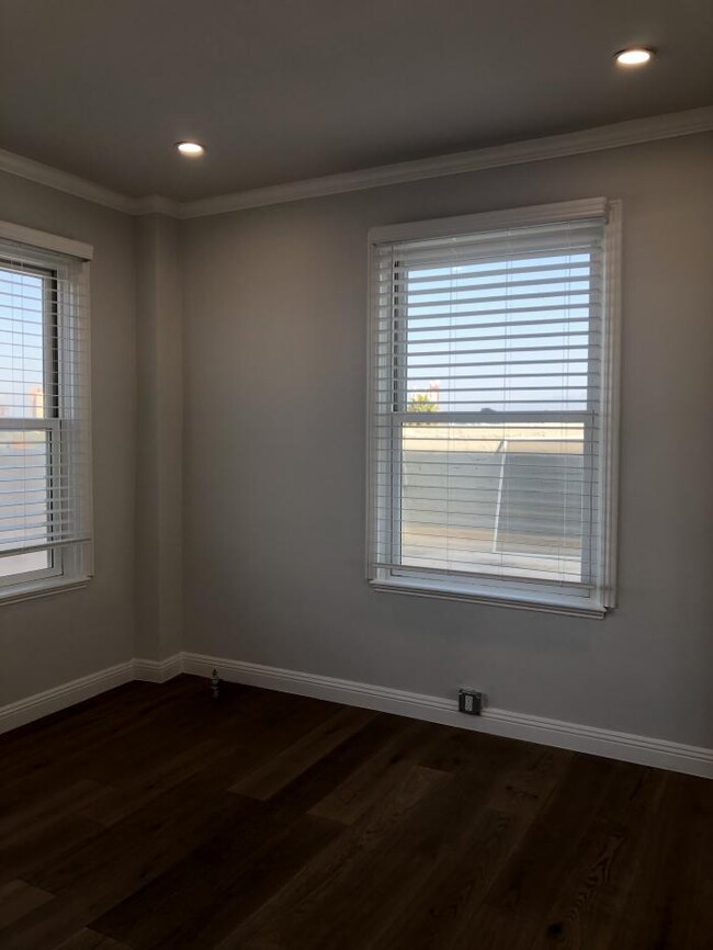 Building Photo - 3 bedroom in Oakland CA 94606