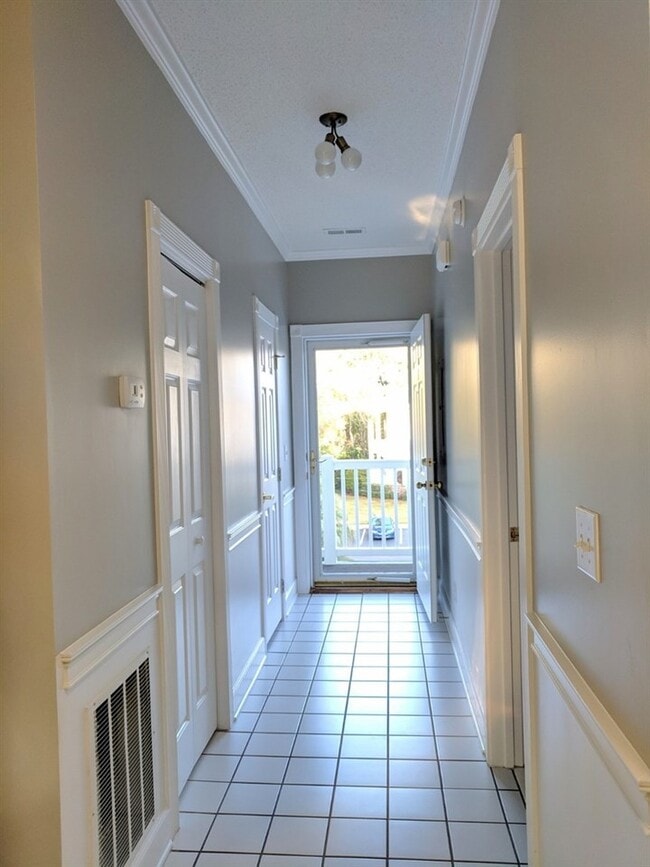 Building Photo - 670 Riverwalk Dr
