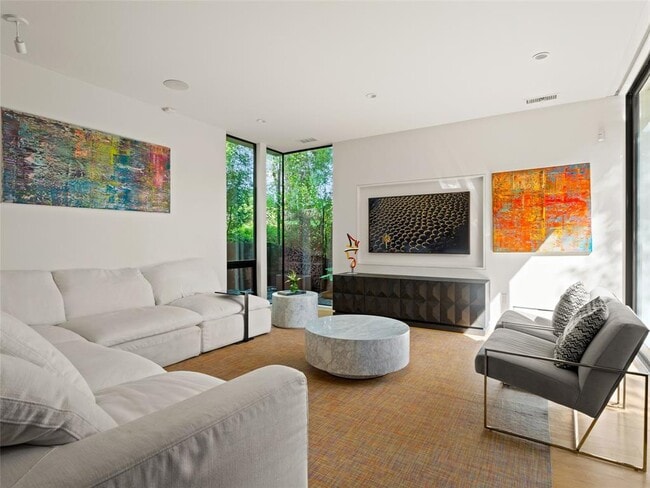 Building Photo - 2210 Westlake Dr