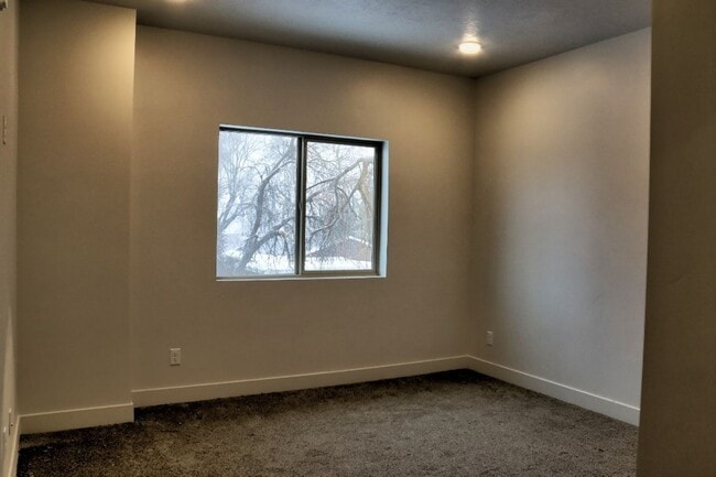 Building Photo - 67 E 500 S