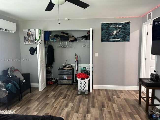 Building Photo - 3633 SW 12th Ct