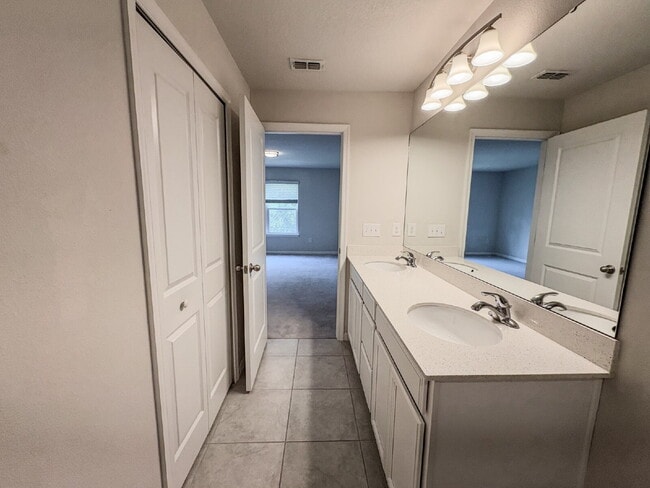 Building Photo - Spacious 3-Bedroom Townhome with garage  i...