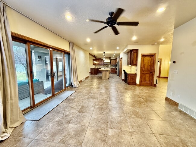 Building Photo - 6819 S Greenfield Way