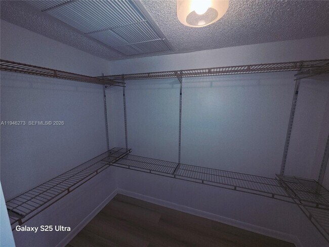 Building Photo - 20130 NE 3rd Ct