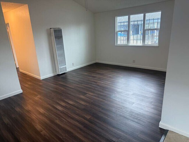 Building Photo - 560 3rd St